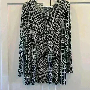 Apt 9 women’s plus size 2X black and white top with long sleeves.